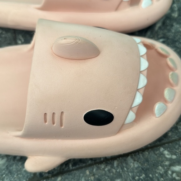 Unisex pink shark slippers/slides/sandals. Thick EVA. Size 40-41. - Picture 4 of 5